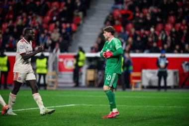 LEVERKUSEN, GERMANY - 11 Mart 2025: Dayot Upamecano, Jonas Urbig - Bayer 04 Leverkusen ile Bayarena 'da FC Bayern Münih arasındaki UEFA Şampiyonlar Ligi maçı.