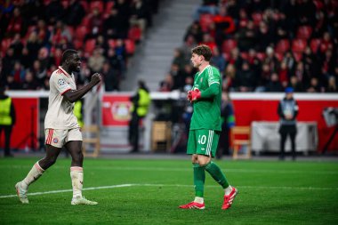 LEVERKUSEN, GERMANY - 11 Mart 2025: Dayot Upamecano, Jonas Urbig - Bayer 04 Leverkusen ile Bayarena 'da FC Bayern Münih arasındaki UEFA Şampiyonlar Ligi maçı.
