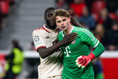 LEVERKUSEN, GERMANY - 11 Mart 2025: Dayot Upamecano, Jonas Urbig - Bayer 04 Leverkusen ile Bayarena 'da FC Bayern Münih arasındaki UEFA Şampiyonlar Ligi maçı.