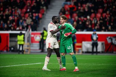 LEVERKUSEN, GERMANY - 11 Mart 2025: Dayot Upamecano, Jonas Urbig - Bayer 04 Leverkusen ile Bayarena 'da FC Bayern Münih arasındaki UEFA Şampiyonlar Ligi maçı.