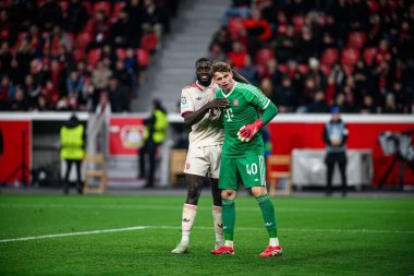 LEVERKUSEN, GERMANY - 11 Mart 2025: Dayot Upamecano, Jonas Urbig - Bayer 04 Leverkusen ile Bayarena 'da FC Bayern Münih arasındaki UEFA Şampiyonlar Ligi maçı.