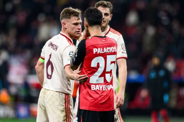 LEVERKUSEN, GERMANY - 11 Mart 2025: Joshua Kimmich, Exequiel Palacios - Bayer 04 Leverkusen ile Bayarena 'da FC Bayern Münih arasındaki UEFA Şampiyonlar Ligi maçı.