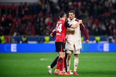 LEVERKUSEN, GERMANY - 11 Mart 2025: Granit Xhaka, Leon Goretzka - Bayer 04 Leverkusen ile Bayarena 'da FC Bayern Münih arasındaki UEFA Şampiyonlar Ligi futbol maçı.
