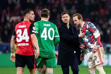 LEVERKUSEN, GERMANY - 11 Mart 2025: Granit Xhaka, Jonas Urbig, Xabi Alonso, Harry Kane - Bayer 04 Leverkusen ve FC Bayern Münih arasındaki UEFA Şampiyonlar Ligi maçı.