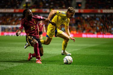 GENK, BELGIUM - 23 Mart 2025: Jeremy Doku, Yehor Yarmoliuk - UEFA Uluslar Ligi Belçika - Cegeka Arena 'da Ukrayna.