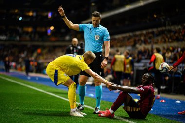 GENK, BELGIUM - 23 Mart 2025: Hakem, Daniel Siebert, GER, Oleksandr Zinchenko, Jeremy Doku - UEFA Uluslar Ligi Belçika - Cegeka Arena 'da Ukrayna.