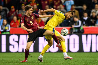 GENK, BELGIUM - 23 Mart 2025: Maxim De Cuyper, Andriy Yarmolenko - UEFA Uluslar Ligi Belçika Futbol Maçı - Cegeka Arena 'da Ukrayna.