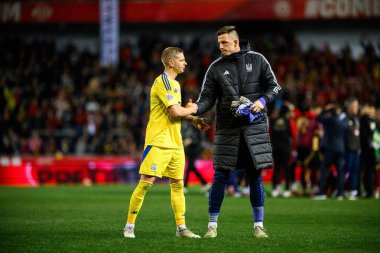 GENK, BELGIUM - 23 Mart 2025: Oleksandr Zinchenko, Anatoliy Trubin - UEFA Milletler Ligi Belçika - Cegeka Arena 'da Ukrayna.