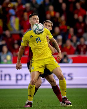 GENK, BELGIUM - 23 Mart 2025: Wout Faes, Illia Zabarnyi, Ivan Kaliuzhnyi - UEFA Uluslar Ligi Belçika - Cegeka Arena 'da Ukrayna.