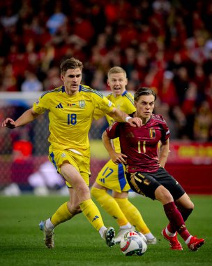 GENK, BELGIUM - 23 Mart 2025: Yehor Yarmoliuk, Leandro Trossard - UEFA Uluslar Ligi Belçika Futbol Maçı - Cegeka Arena 'da Ukrayna.