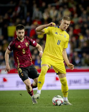 GENK, BELGIUM - 23 Mart 2025: Artem Dovbyk, Nicolas Raskin - UEFA Uluslar Ligi Belçika - Cegeka Arena 'da Ukrayna.