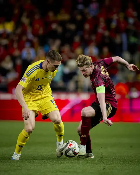 GENK, BELGIUM - 23 Mart 2025: Viktor Tsygankov, Kevin De Bruyne - UEFA Uluslar Ligi Belçika Futbol Maçı - Cegeka Arena 'da Ukrayna.