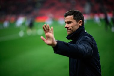 LEVERKUSEN, ALMANY - 28 Mart 2025: Xabi Alonso - Bundesliga, maç 27. Bayer Leverkusen, Bayarena 'da Bochum' a karşı.