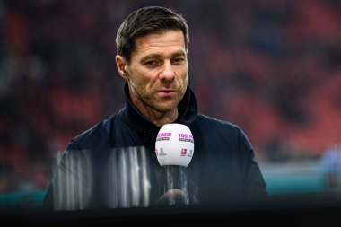 LEVERKUSEN, ALMANY - 28 Mart 2025: Xabi Alonso - Bundesliga, maç 27. Bayer Leverkusen, Bayarena 'da Bochum' a karşı.