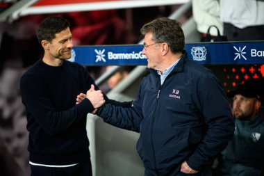 LEVERKUSEN, ALMANY - 28 Mart 2025: Xabi Alonso, Dieter Hecking. Birlikte, nefreti durdurun, bir takım olun. Bundesliga, 27. gün. Bayer Leverkusen, Bayarena 'da Bochum' a karşı.
