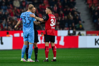 LEVERKUSEN, ALMANY - 28 Mart 2025: Philipp Hofmann, Granit Xhaka - Bundesliga, maç 27. Bayer Leverkusen, Bayarena 'da Bochum' a karşı.
