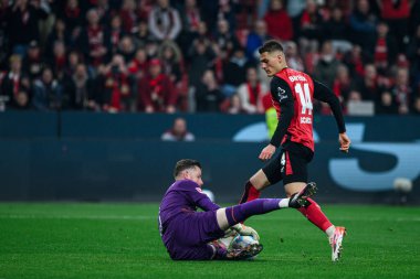 LEVERKUSEN, ALMANY - 28 Mart 2025: Timo Horn, Patrik Schick - Bundesliga, maç 27. Bayer Leverkusen, Bayarena 'da Bochum' a karşı.