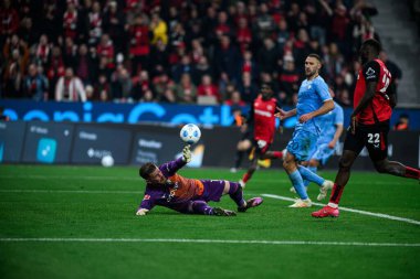 LEVERKUSEN, ALMANY - 28 Mart 2025: Victor Boniface, Timo Horn - Bundesliga, maç 27. Bayer Leverkusen, Bayarena 'da Bochum' a karşı.