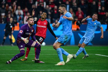 LEVERKUSEN, ALMANY - 28 Mart 2025: Timo Horn, Amine Adli - Bundesliga, maç günü 27. Bayer Leverkusen, Bayarena 'da Bochum' a karşı.