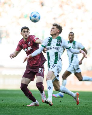 MOENCHENGLADBACH, GERMANY - 29 Mart 2025: Robin Hack, Kosta Nedeljkovic - Bundesliga, maç 27. Borussia Moenchengladbach Borussia Park 'ta RB Leipzig' e karşı.