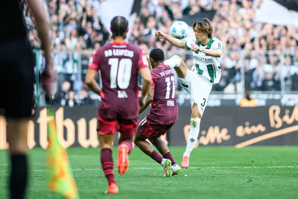 MOENCHENGLADBACH, ALMANY - 29 Mart 2025: Ko Itakura - Bundesliga, maç günü 27. Borussia Moenchengladbach Borussia Park 'ta RB Leipzig' e karşı.
