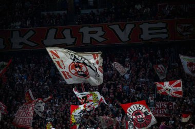 COLOGNE, Almanya - 5 Nisan 2025: 2.Bundesliga 1 'in futbol maçı. FC Koeln, Hertha BSC 'ye karşı Rhein Enerji Stadyumu' nda