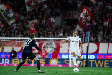 COLOGNE, ALMANY - 5 Nisan 2025: Timo Huebers, (kaptan), 2.Bundesliga 1 'in futbol maçı. FC Koeln, Hertha BSC 'ye karşı Rhein Enerji Stadyumu' nda