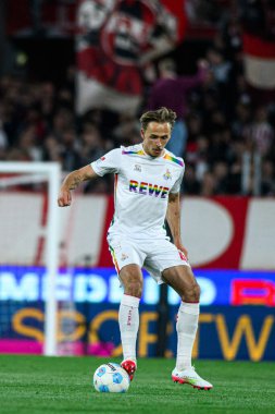 COLOGNE, ALMANY - 5 Nisan 2025: Timo Huebers, (kaptan), 2.Bundesliga 1 'in futbol maçı. FC Koeln, Hertha BSC 'ye karşı Rhein Enerji Stadyumu' nda