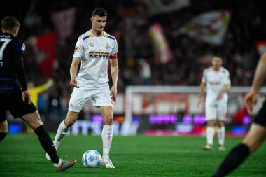 COLOGNE, ALMANY - 5 Nisan 2025: Denis Huseinbasic, 2.Bundesliga 1 'in futbol maçı. FC Koeln, Hertha BSC 'ye karşı Rhein Enerji Stadyumu' nda