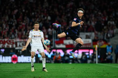 COLOGNE, ALMANY - 5 Nisan 2025: Dominique Heintz, Fabian Reese, 2.Bundesliga 1 futbol maçı. FC Koeln, Hertha BSC 'ye karşı Rhein Enerji Stadyumu' nda