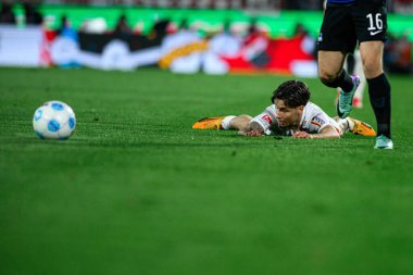 COLOGNE, ALMANY - 5 Nisan 2025: Denis Huseinbasic, 2.Bundesliga 1 'in futbol maçı. FC Koeln, Hertha BSC 'ye karşı Rhein Enerji Stadyumu' nda