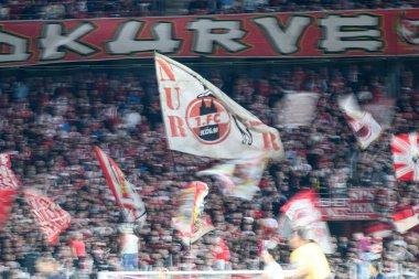 COLOGNE, Almanya - 5 Nisan 2025: 2.Bundesliga 1 'in futbol maçı. FC Koeln, Hertha BSC 'ye karşı Rhein Enerji Stadyumu' nda