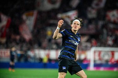 COLOGNE, ALMANY - 5 Nisan 2025: Fabian Reese, 2.Bundesliga 1 'in futbol maçı. FC Koeln, Hertha BSC 'ye karşı Rhein Enerji Stadyumu' nda