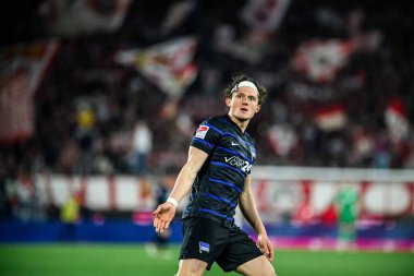 COLOGNE, ALMANY - 5 Nisan 2025: Fabian Reese, 2.Bundesliga 1 'in futbol maçı. FC Koeln, Hertha BSC 'ye karşı Rhein Enerji Stadyumu' nda
