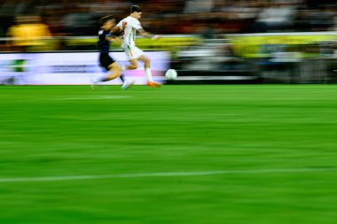 COLOGNE, Almanya - 5 Nisan 2025: 2.Bundesliga 1 'in futbol maçı. FC Koeln, Hertha BSC 'ye karşı Rhein Enerji Stadyumu' nda