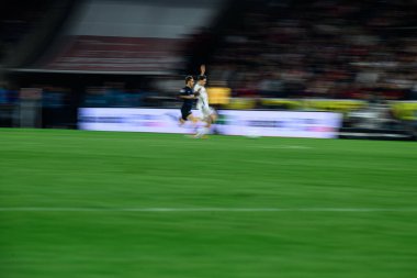 COLOGNE, Almanya - 5 Nisan 2025: 2.Bundesliga 1 'in futbol maçı. FC Koeln, Hertha BSC 'ye karşı Rhein Enerji Stadyumu' nda