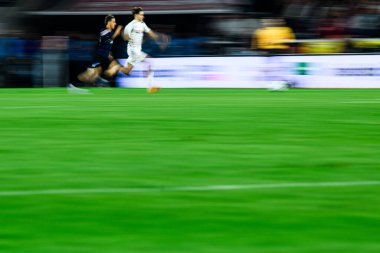 COLOGNE, Almanya - 5 Nisan 2025: 2.Bundesliga 1 'in futbol maçı. FC Koeln, Hertha BSC 'ye karşı Rhein Enerji Stadyumu' nda