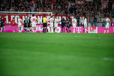 COLOGNE, Almanya - 5 Nisan 2025: 2.Bundesliga 1 'in futbol maçı. FC Koeln, Hertha BSC 'ye karşı Rhein Enerji Stadyumu' nda