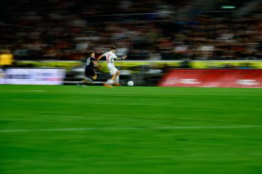 COLOGNE, Almanya - 5 Nisan 2025: 2.Bundesliga 1 'in futbol maçı. FC Koeln, Hertha BSC 'ye karşı Rhein Enerji Stadyumu' nda