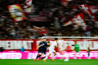 COLOGNE, Almanya - 5 Nisan 2025: 2.Bundesliga 1 'in futbol maçı. FC Koeln, Hertha BSC 'ye karşı Rhein Enerji Stadyumu' nda