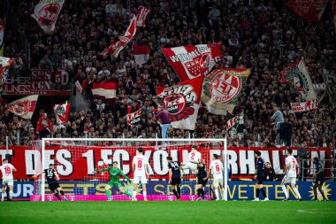 COLOGNE, Almanya - 5 Nisan 2025: 2.Bundesliga 1 'in futbol maçı. FC Koeln, Hertha BSC 'ye karşı Rhein Enerji Stadyumu' nda
