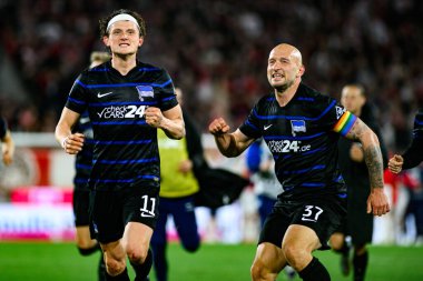 COLOGNE, GERMANY - 5 APRIL, 2025: Toni Leistner, Fabian Reese - Rhein Energie Stadion 'da 2.Bundesliga 1.FC Koeln' e karşı Hertha BSC maçı