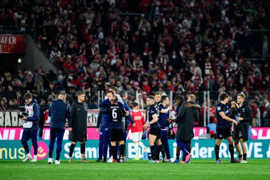 COLOGNE, Almanya - 5 Nisan 2025: 2.Bundesliga 1 'in futbol maçı. FC Koeln, Hertha BSC 'ye karşı Rhein Enerji Stadyumu' nda