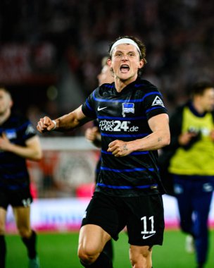 COLOGNE, ALMANY - 5 Nisan 2025: Fabian Reese, 2.Bundesliga 1 'in futbol maçı. FC Koeln, Hertha BSC 'ye karşı Rhein Enerji Stadyumu' nda