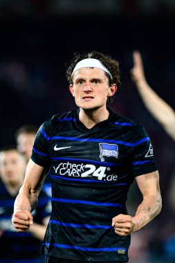 COLOGNE, ALMANY - 5 Nisan 2025: Fabian Reese, 2.Bundesliga 1 'in futbol maçı. FC Koeln, Hertha BSC 'ye karşı Rhein Enerji Stadyumu' nda