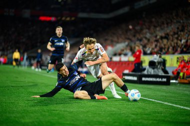 COLOGNE, Almanya - 5 Nisan 2025: 2.Bundesliga 1 'in futbol maçı. FC Koeln, Hertha BSC 'ye karşı Rhein Enerji Stadyumu' nda
