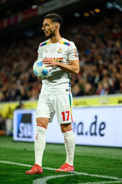 COLOGNE, GERMANY - 5 Nisan 2025: Leart Paqarada, Rhein Energie Stadion 'da 2.Bundesliga 1.FC Koeln' e karşı Hertha BSC maçı