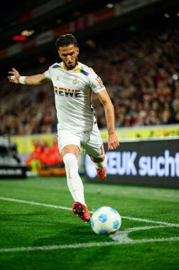 COLOGNE, GERMANY - 5 Nisan 2025: Leart Paqarada, Rhein Energie Stadion 'da 2.Bundesliga 1.FC Koeln' e karşı Hertha BSC maçı