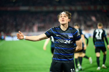 COLOGNE, ALMANY - 5 Nisan 2025: Fabian Reese, 2.Bundesliga 1 'in futbol maçı. FC Koeln, Hertha BSC 'ye karşı Rhein Enerji Stadyumu' nda