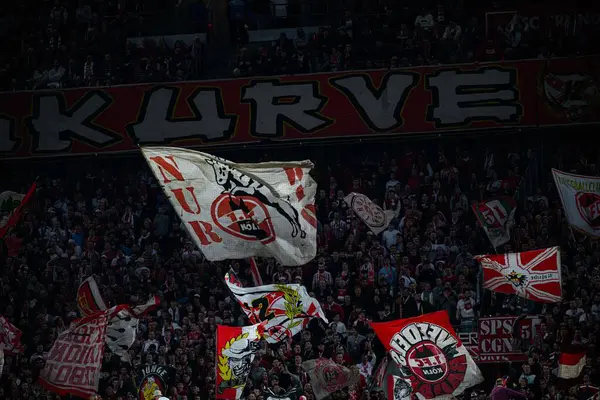 COLOGNE, Almanya - 5 Nisan 2025: 2.Bundesliga 1 'in futbol maçı. FC Koeln, Hertha BSC 'ye karşı Rhein Enerji Stadyumu' nda